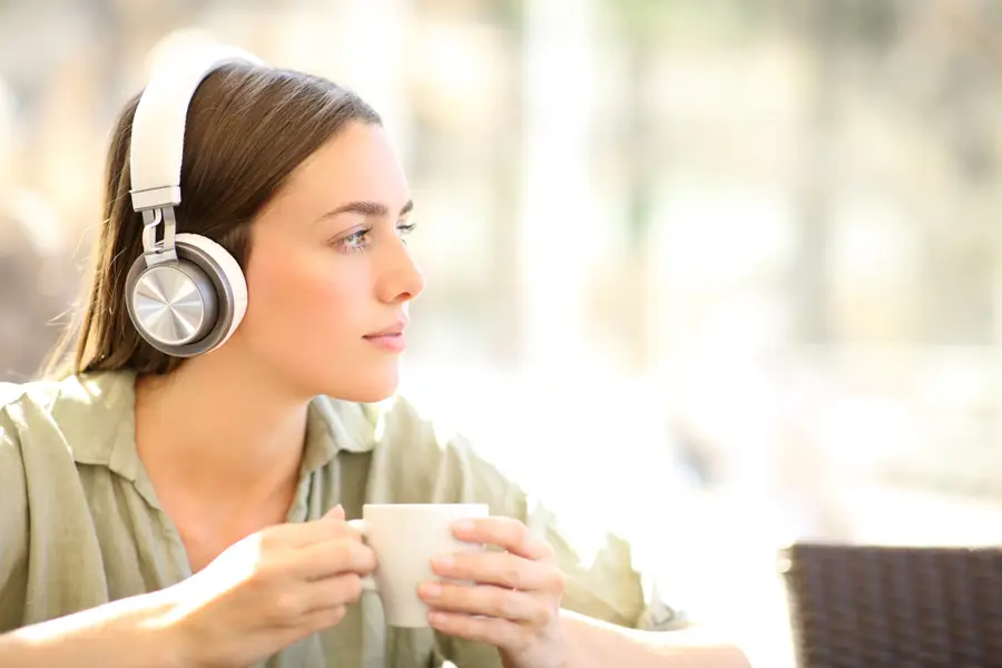 Mujer joven auriculares