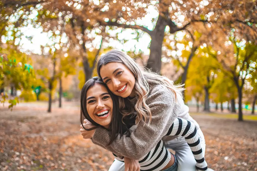 Dos amigas felices