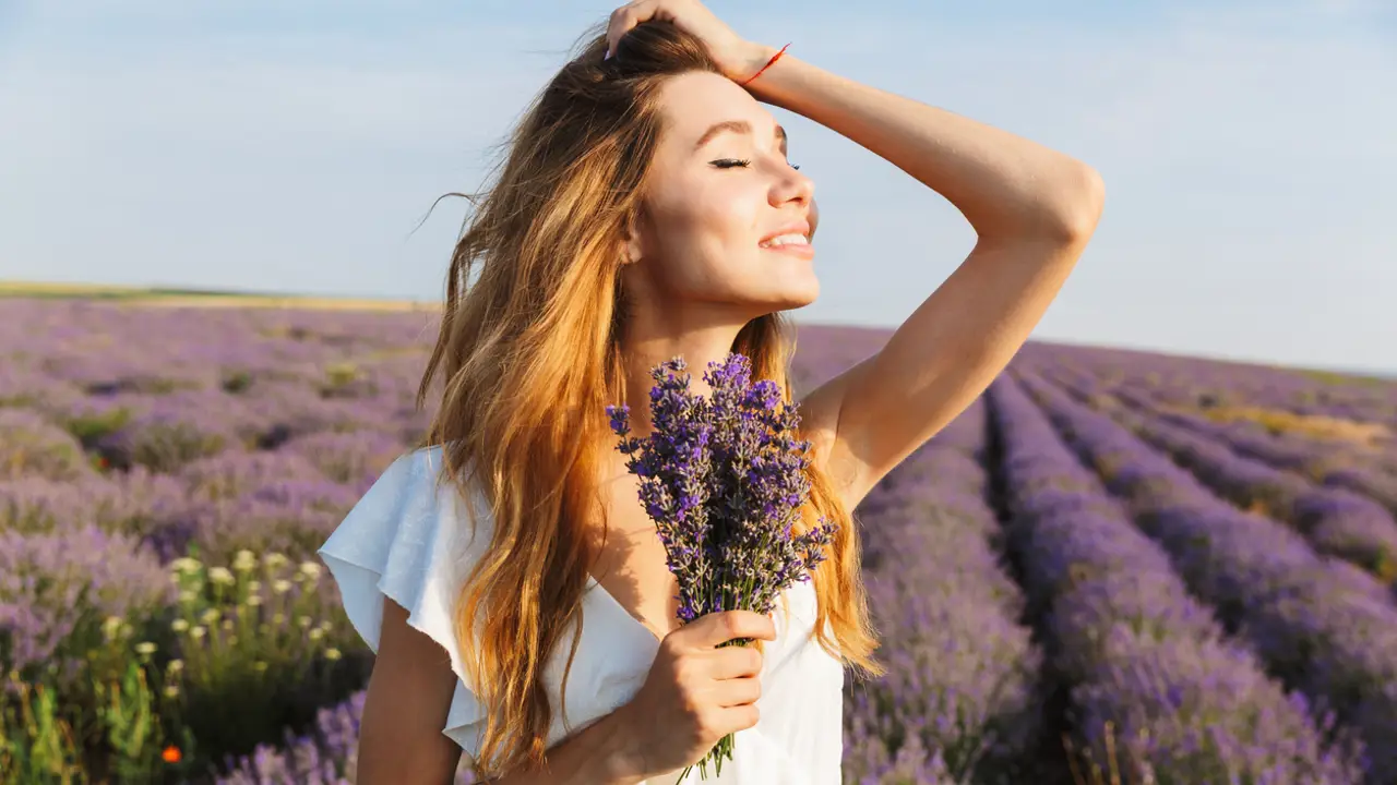 mujer en campo de lavanda