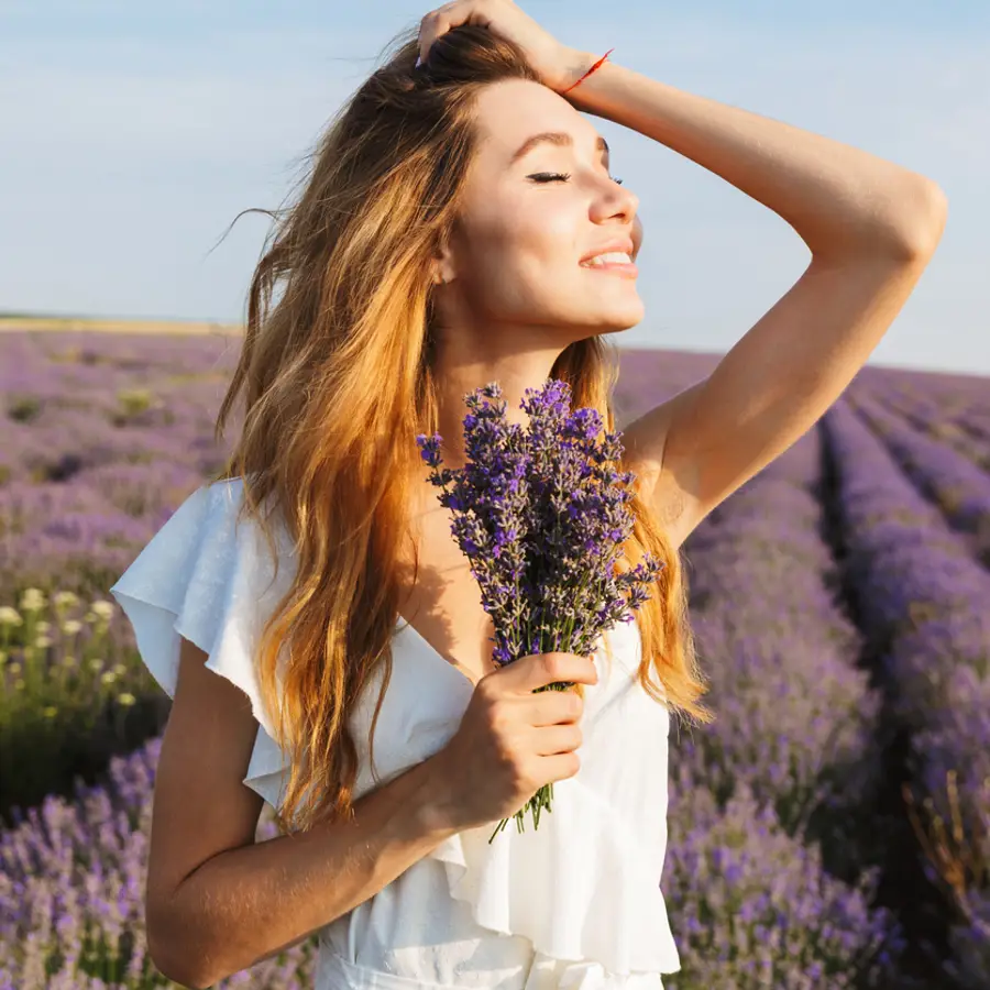 mujer en campo de lavanda