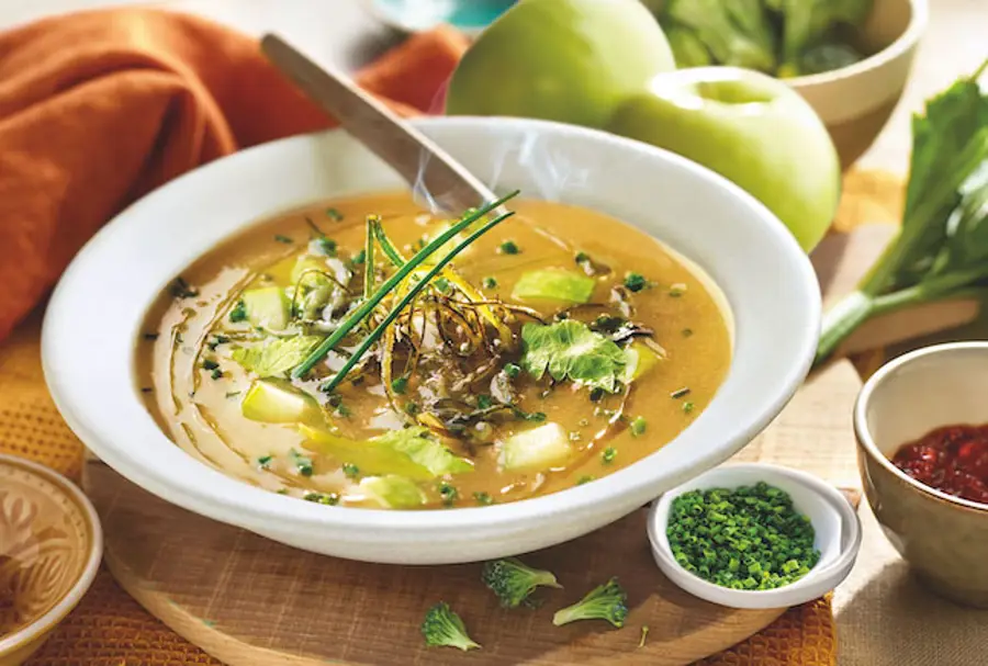 Consomé de apio y shiitakes con dados de manzana y tofu al aroma de jengibre