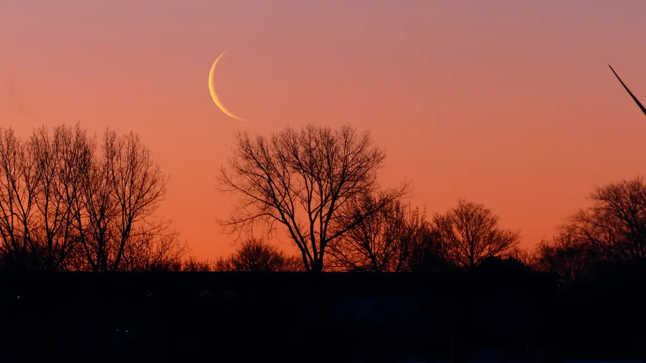 luna menguante atardecer