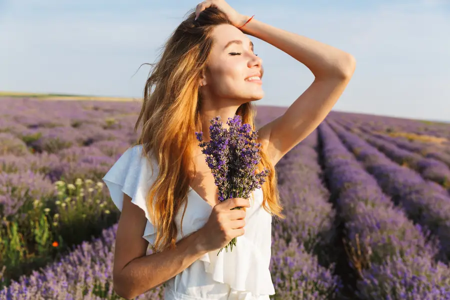 mujer en campo de lavanda