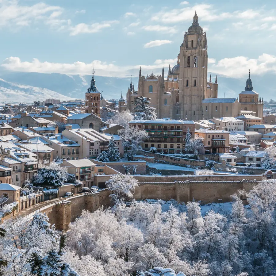 La ciudad española con castillo de cuento y a una hora de Madrid que hay que visitar en invierno al menos una vez en la vida