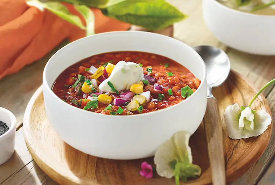 Sopa agridulce de lentejas con verduras variadas, maíz y avellanas