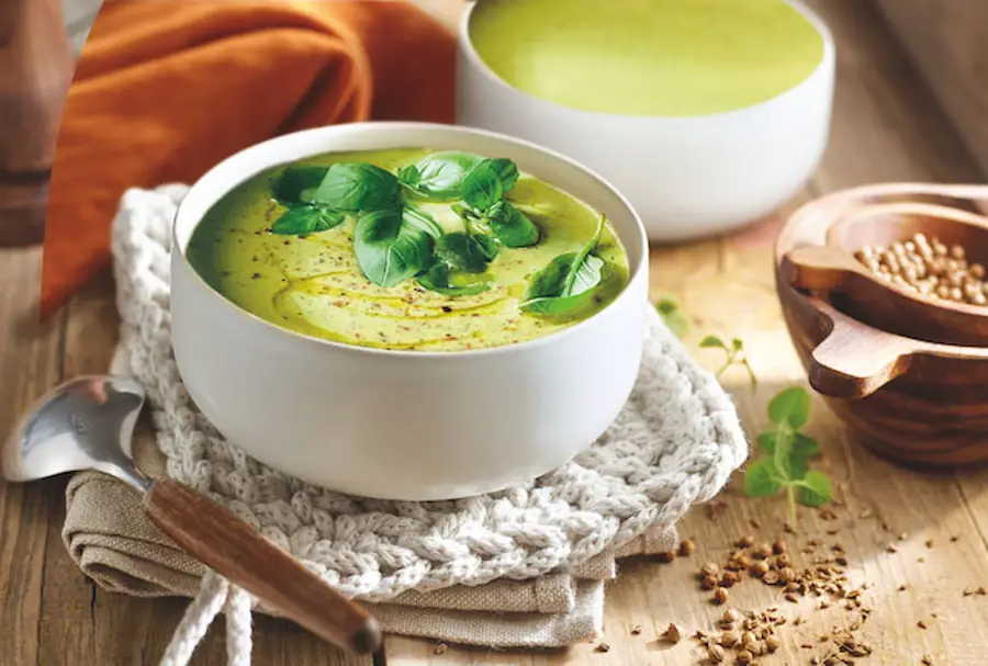 Sopa de miso probiótico con brócoli, guisantes, avena, aceite de coco y cúrcuma