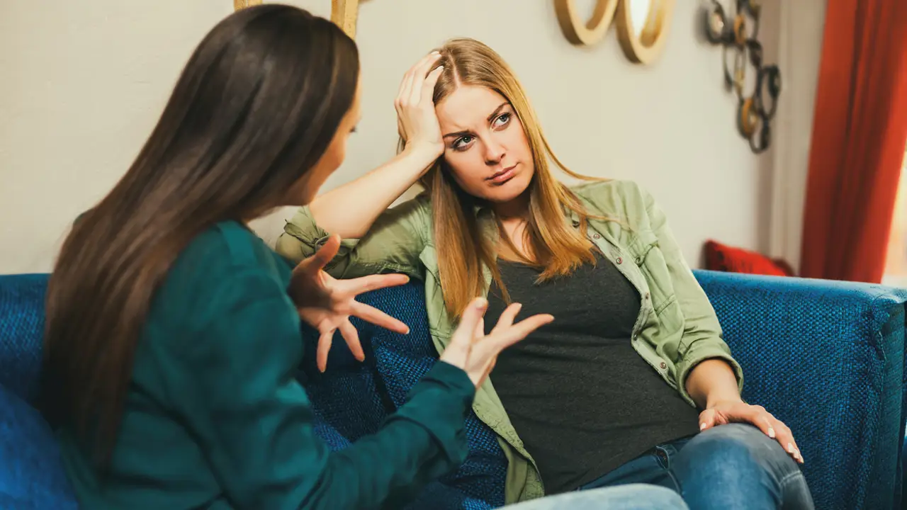 Dos amigas hablando serias