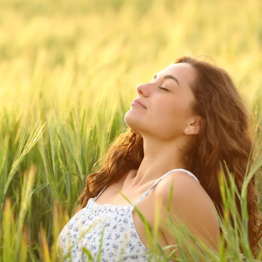 Los cuatro sonidos que tienes que repetir según una experta en respiración consciente para calmar la mente y no despertarte por las noches