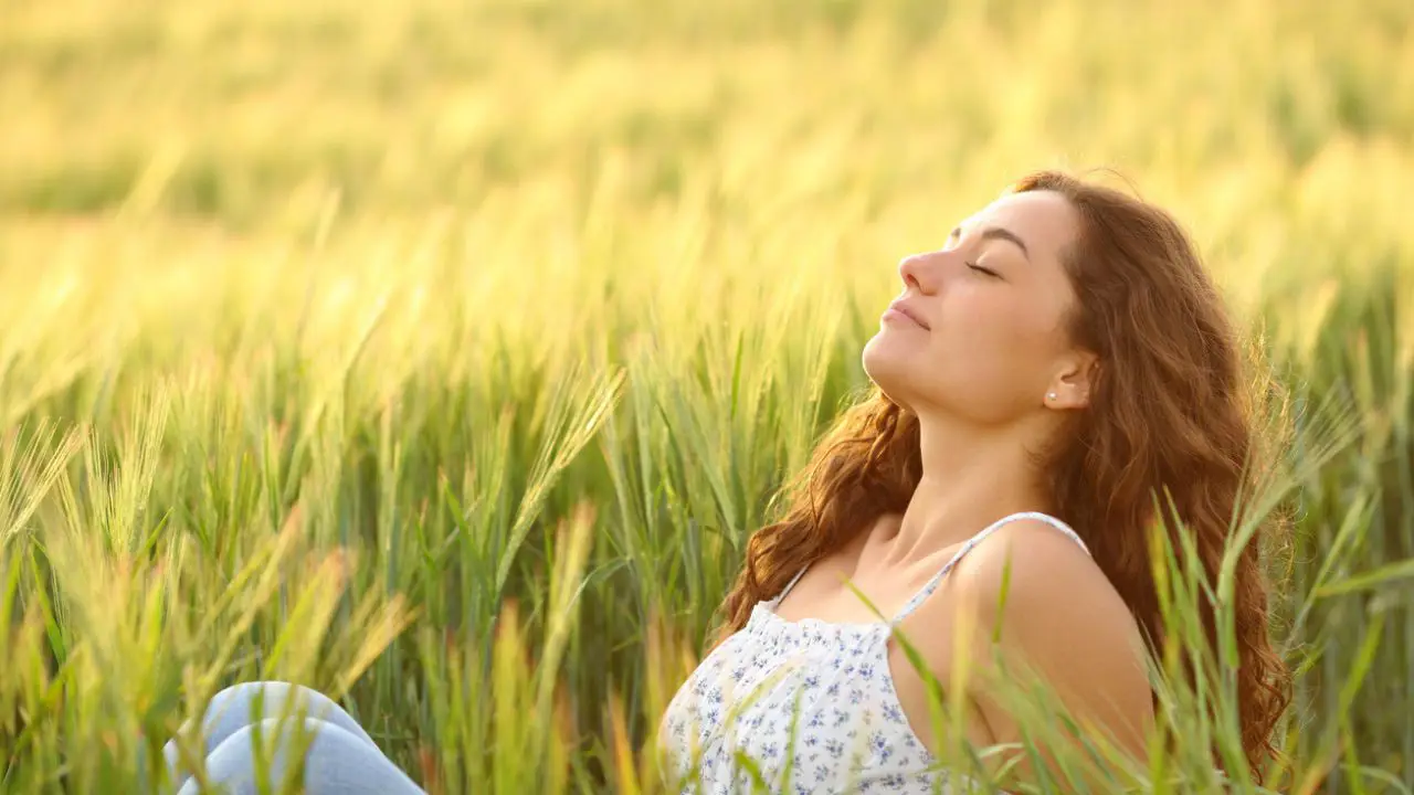 Los cuatro sonidos que tienes que repetir según una experta en respiración consciente para calmar la mente y no despertarte por las noches