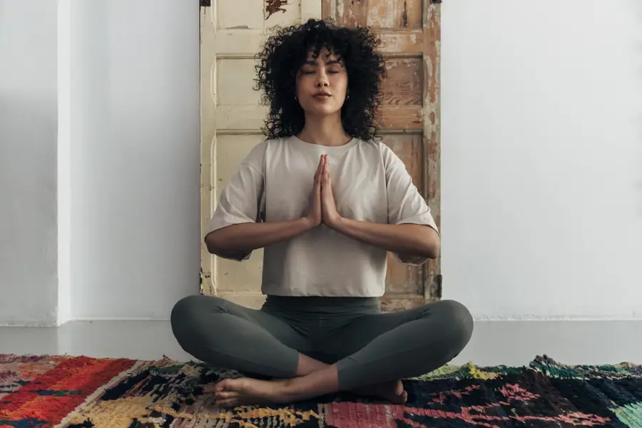 Mujer joven meditando