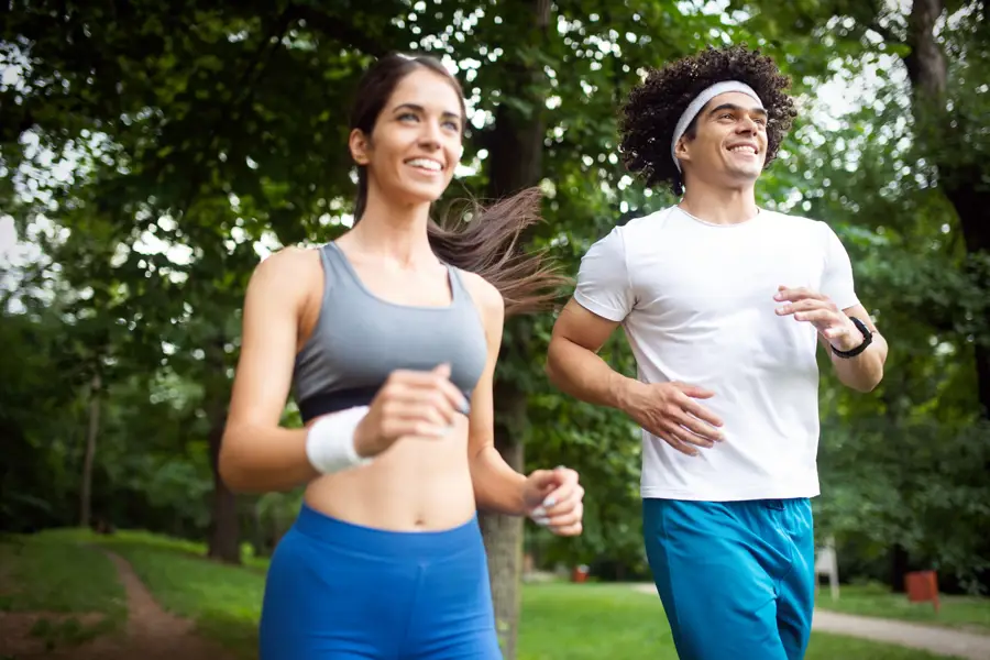 Pareja corriendo