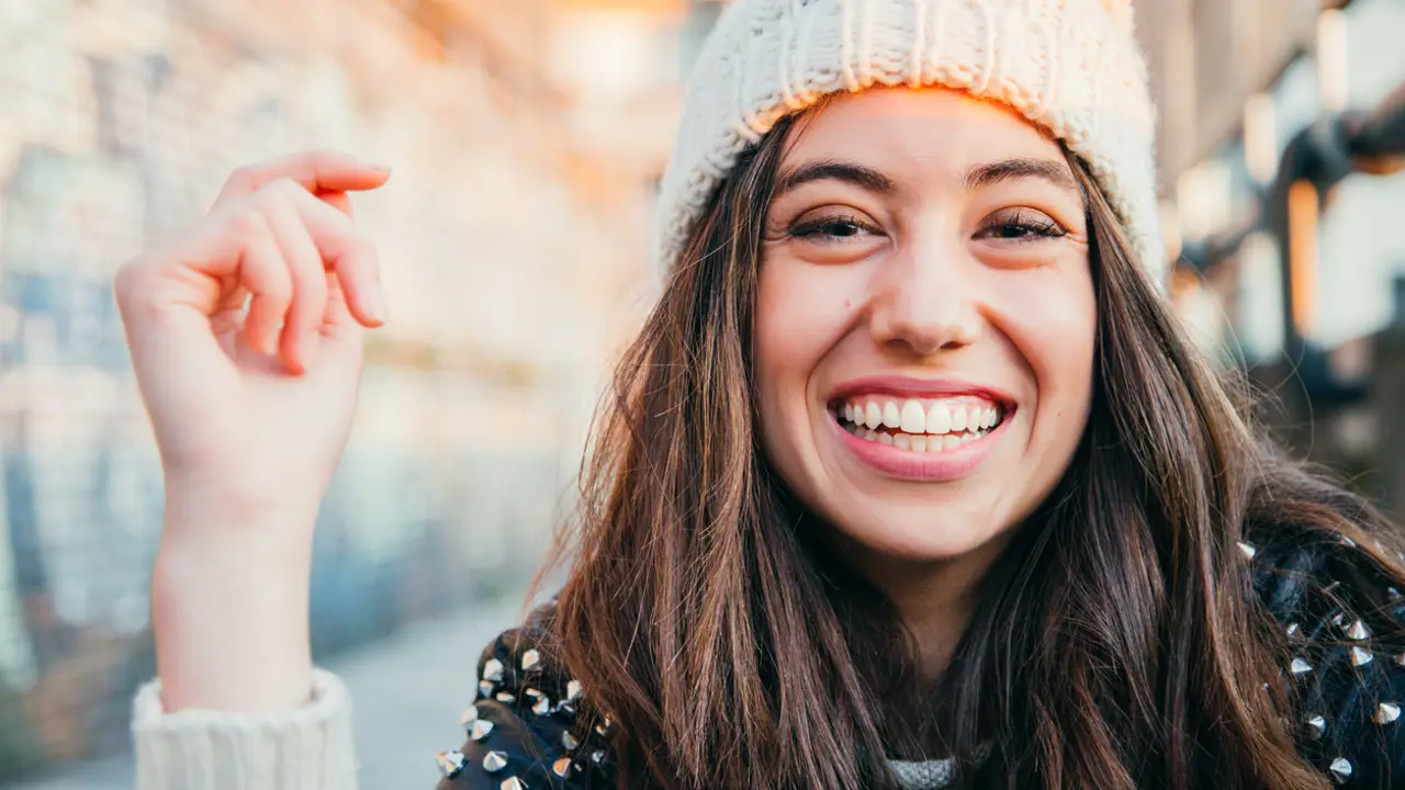 Mujer joven sonriente