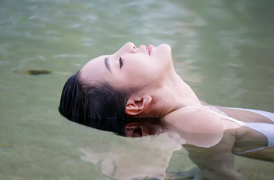 Mujer bañándose relajada