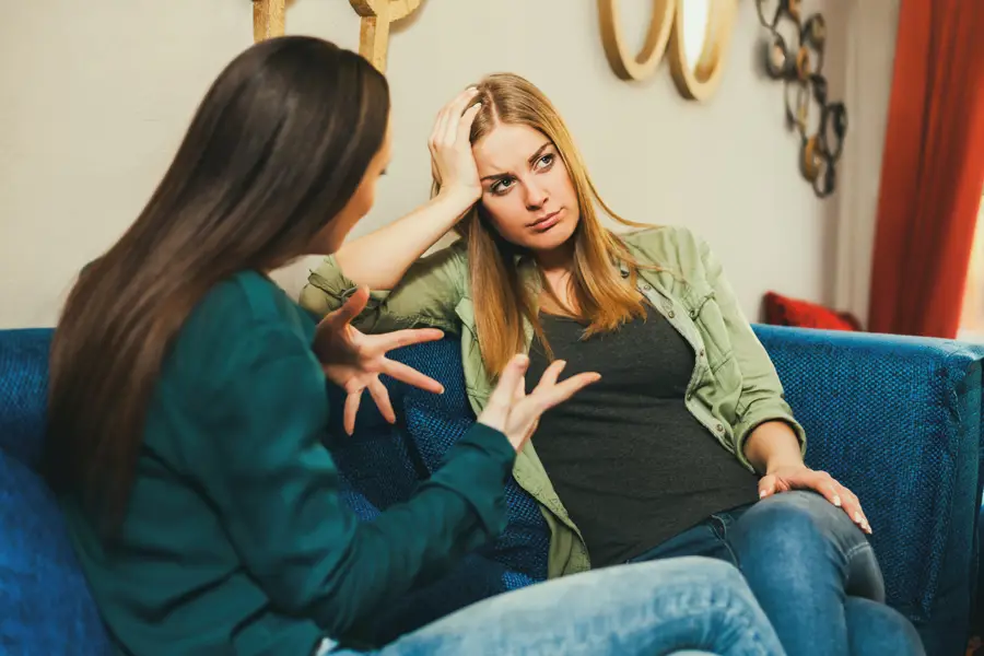 Dos amigas hablando serias