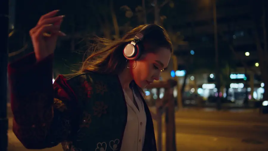 Mujer sola en la calle de noche