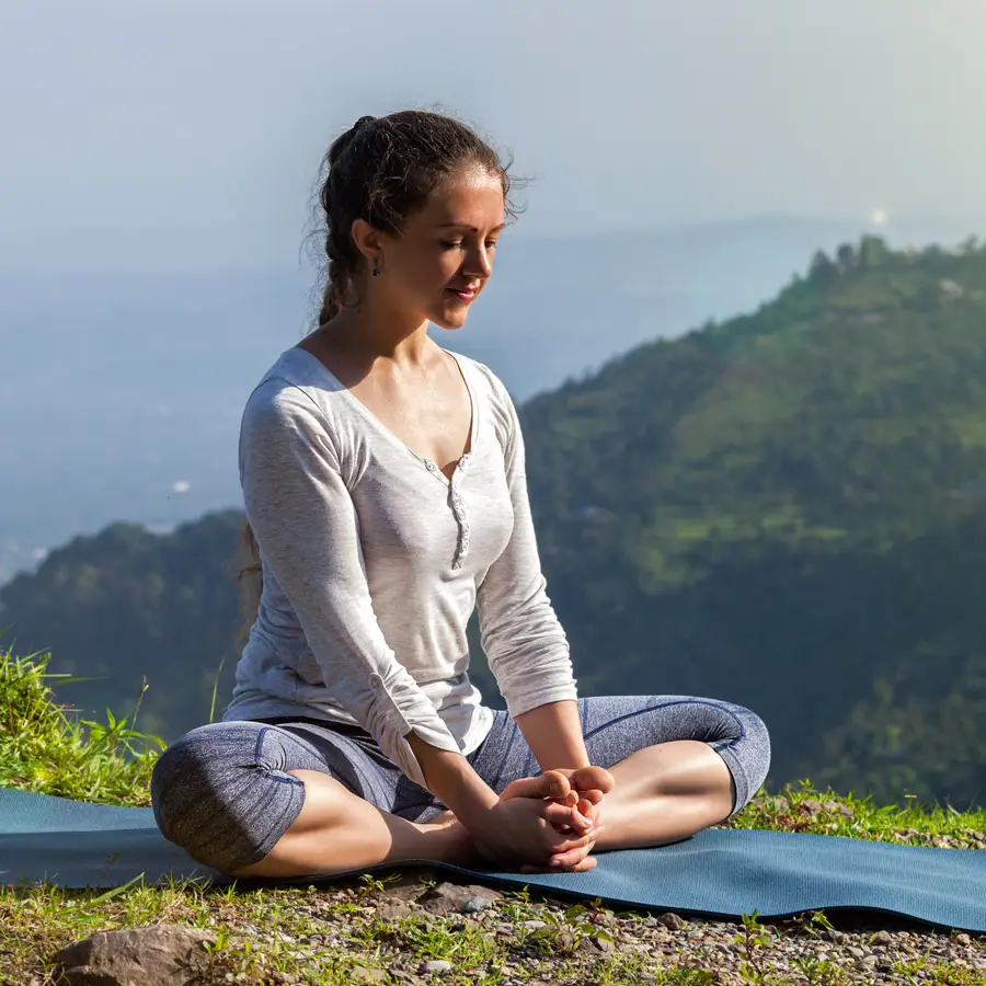 Las cuatro posturas fáciles que los profesores de yoga aconsejan a las mujeres: son buenas para las lumbares, la hinchazón, los gases, la digestión y el core