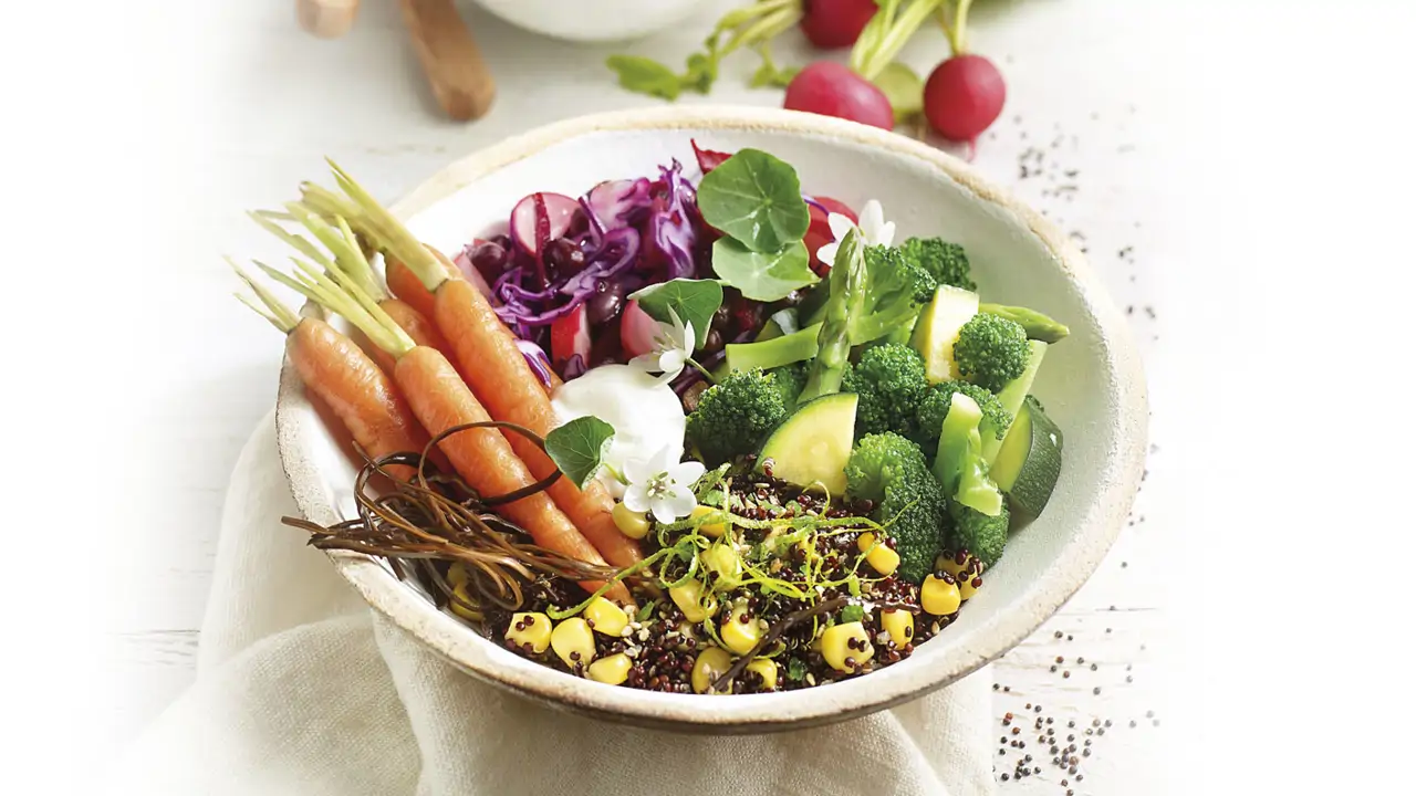 Receta de buddha bowl de quinoa negra y ensalada de azukis con lombarda