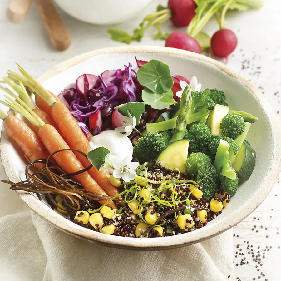 Receta de buddha bowl de quinoa negra y ensalada de azukis con lombarda