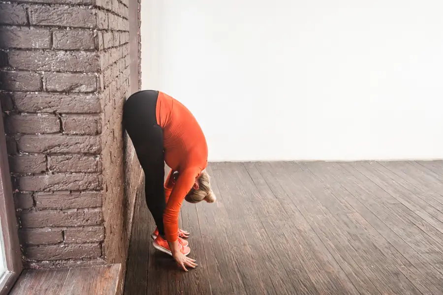 uttanasana pinza en pared