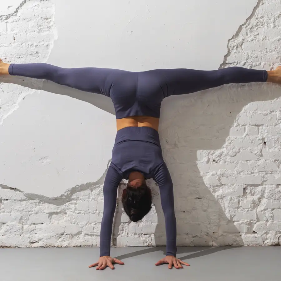 Yoga en pared: la 7 posturas más fáciles y eficaces para trabajar todo el cuerpo en casa