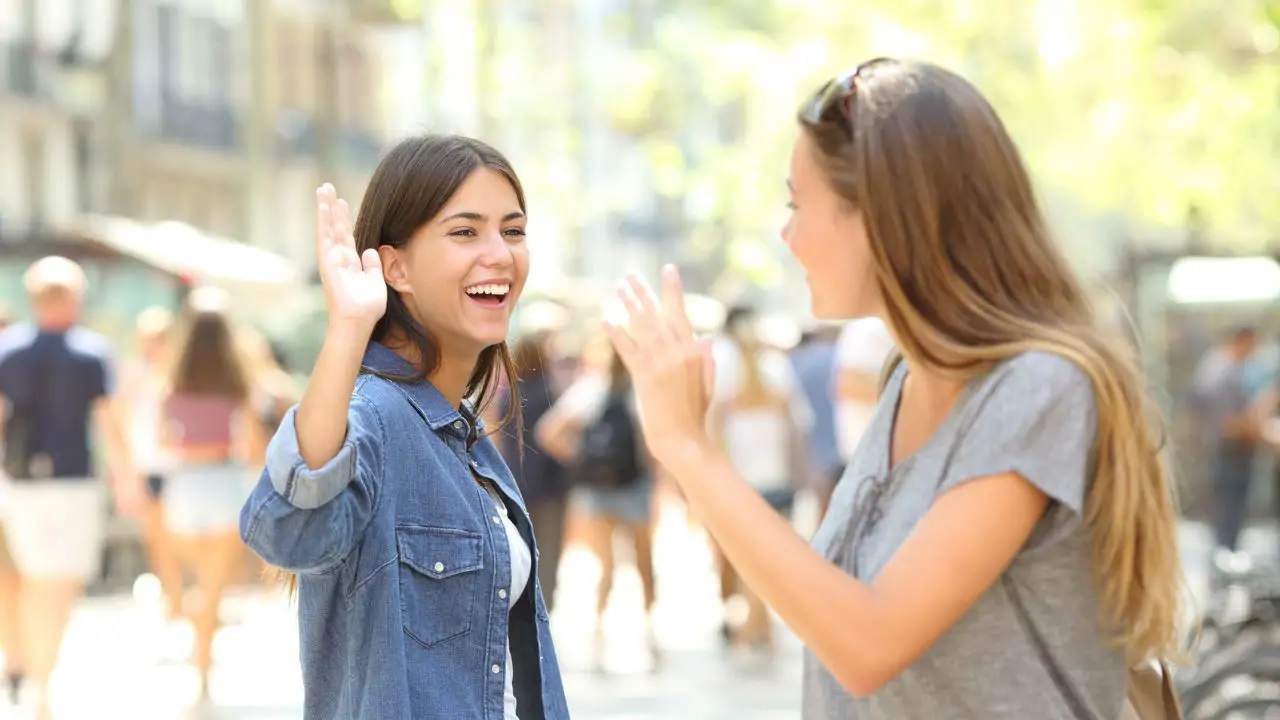 Dos amigas saludándose