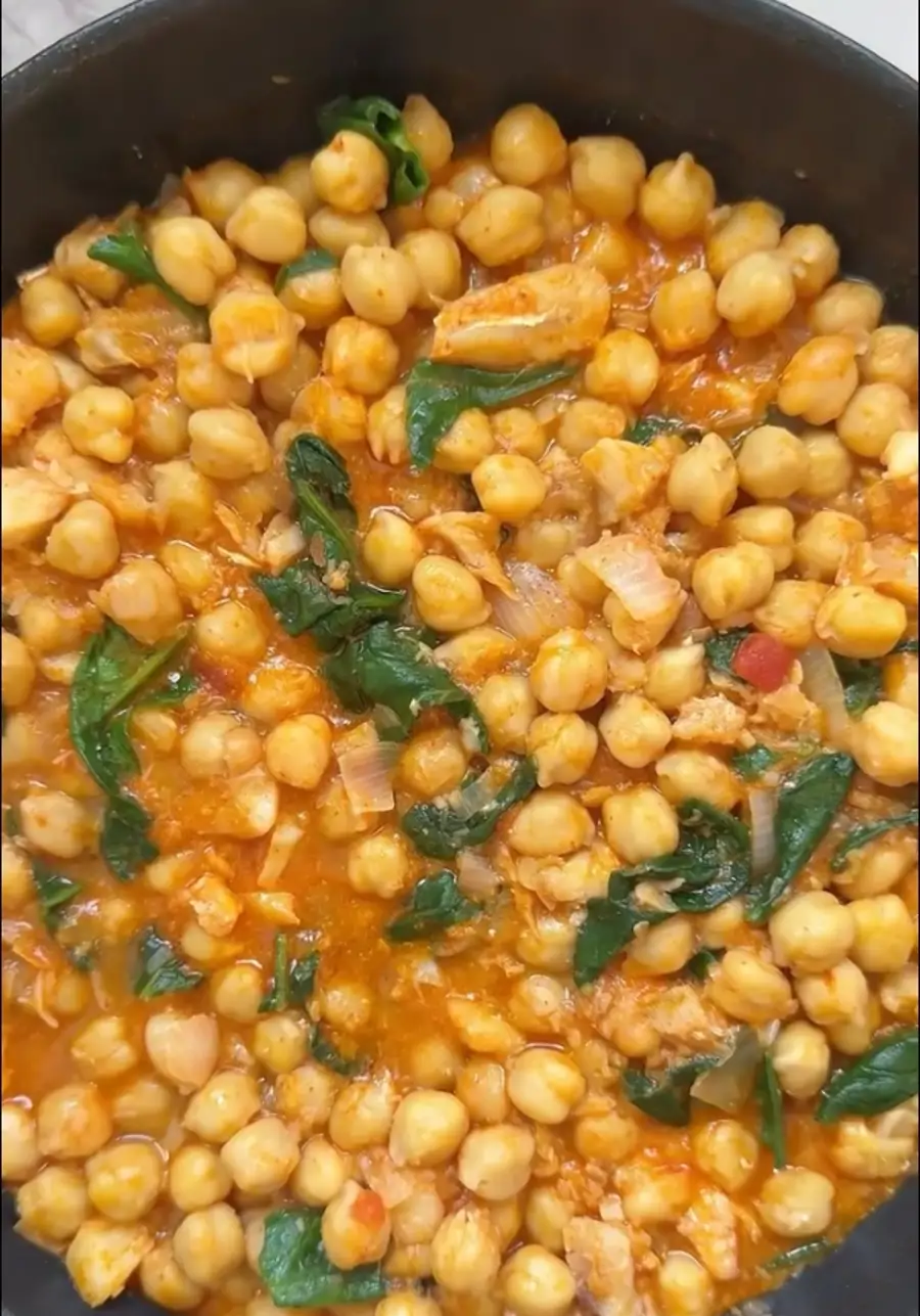 Garbanzos con migas de bacalao y espinacas