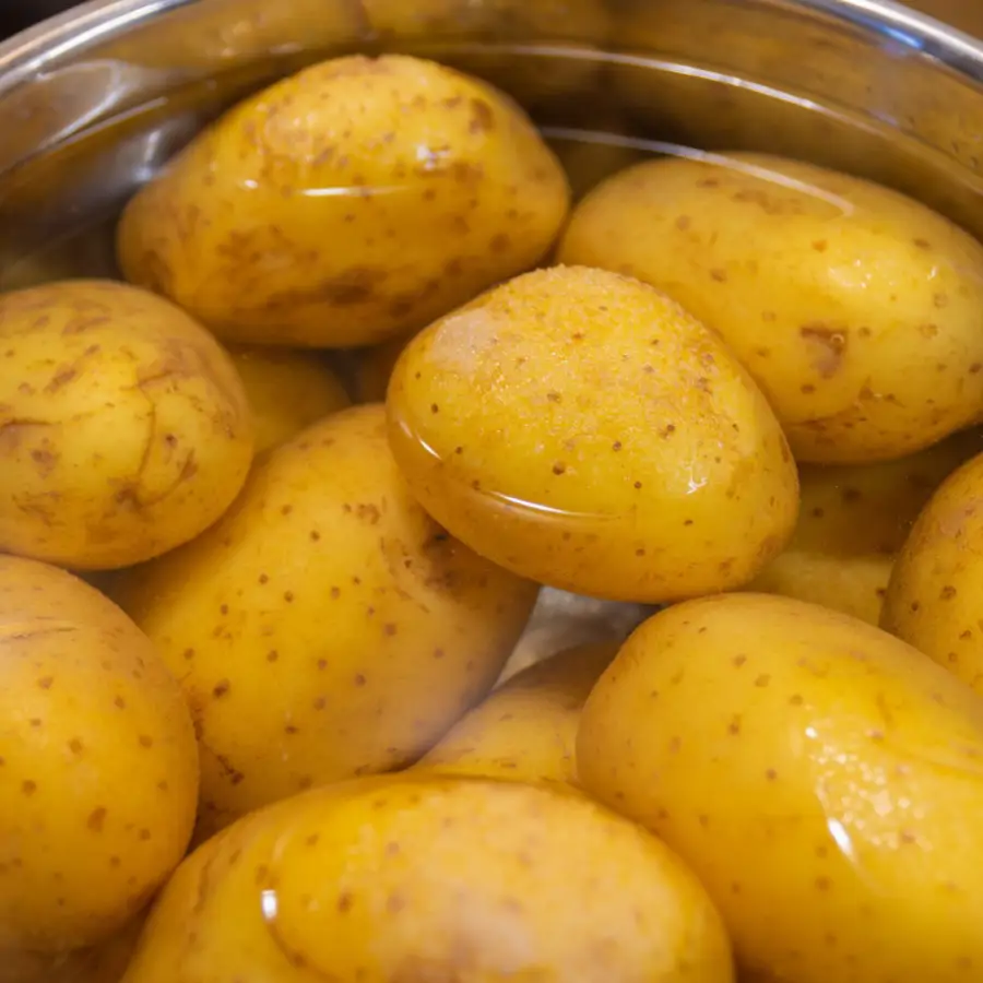 El truco de los cocineros para que no se deshagan las patatas cuando las hierves y tengan más sabor