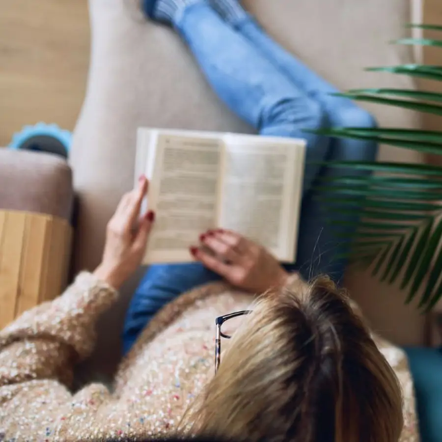 Mujer leyendo un libro