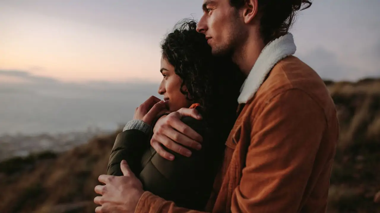 pareja serena mirando horizonte