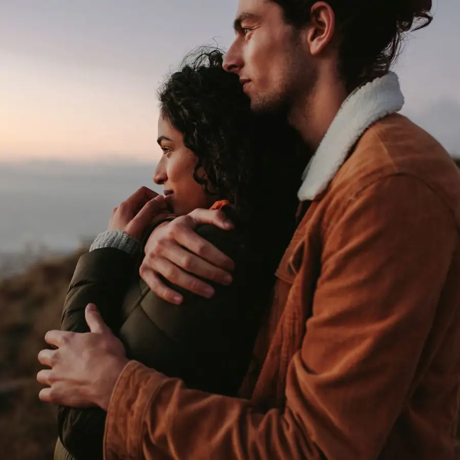 pareja serena mirando horizonte