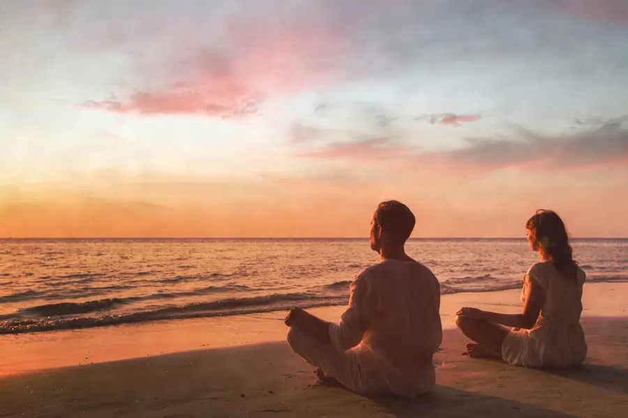 Meditación en pareja al atardecer