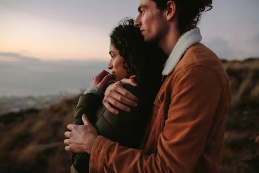 pareja serena mirando horizonte