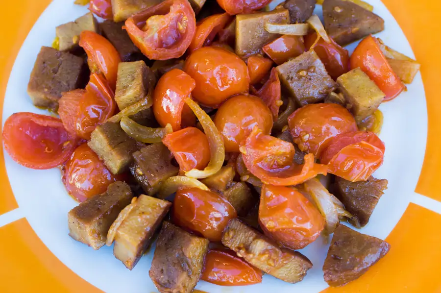 Seitan con tomates