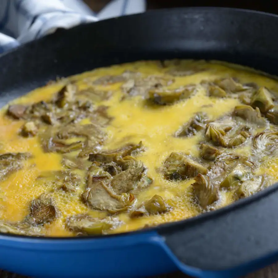 Tortilla abierta de alcachofas con queso feta y pipas de calabaza: la cena deliciosa en 10 minutos