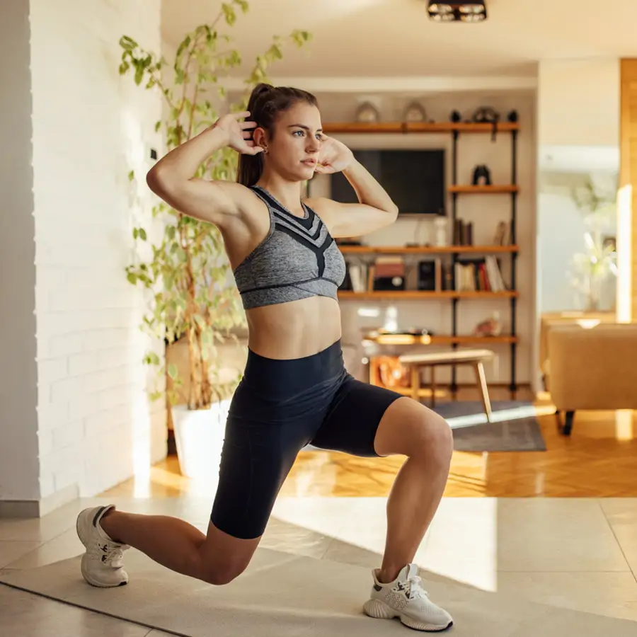 Lunge o zancada, el ejercicio básico de fuerza que hay que hacer cada día para fortalecer glúteos y piernas y combatir la celulitis