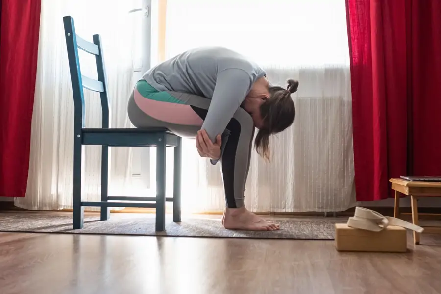 Postura de yoga en silla