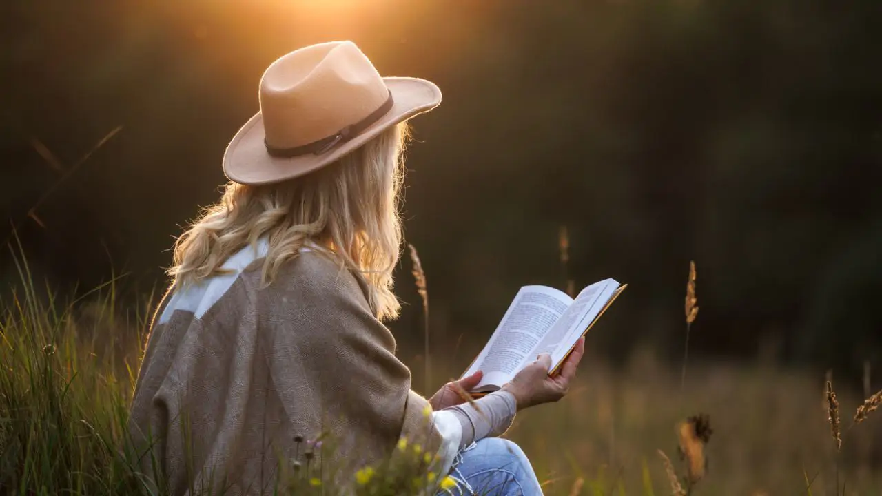 Mujer leyendo un libro