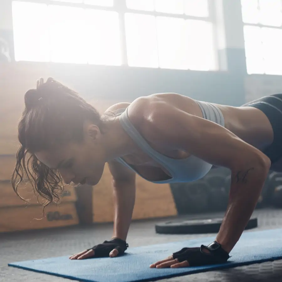 Flexiones diamante: el ejercicio que necesitas para fortalecer los brazos y el pecho