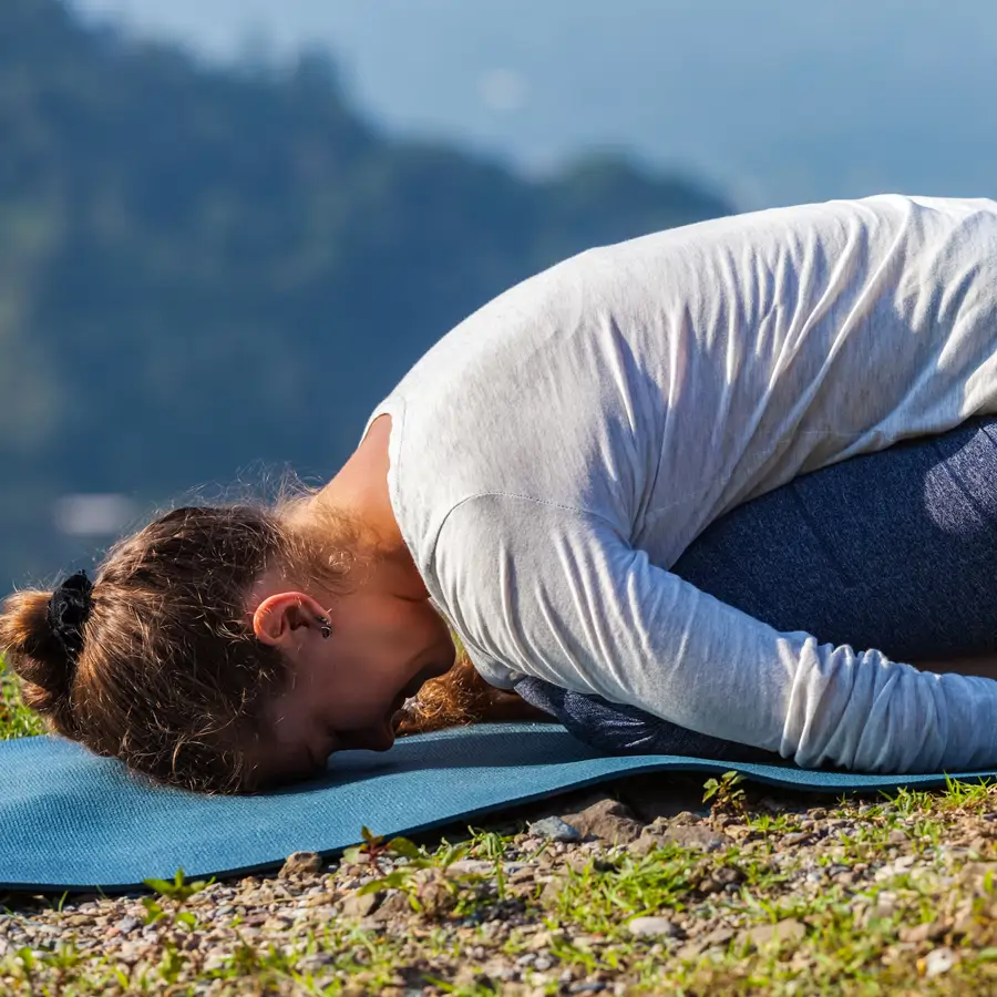 Las tres posturas de yoga que aconseja un profesor de yoga indio para combatir los gases