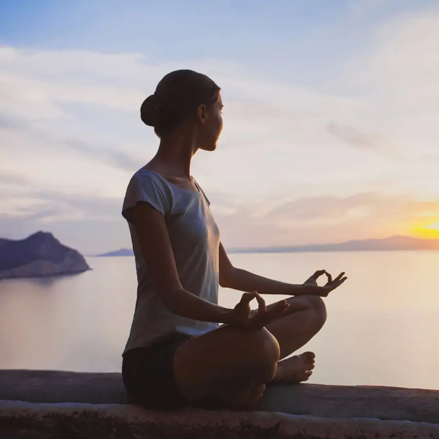 meditar en la playa