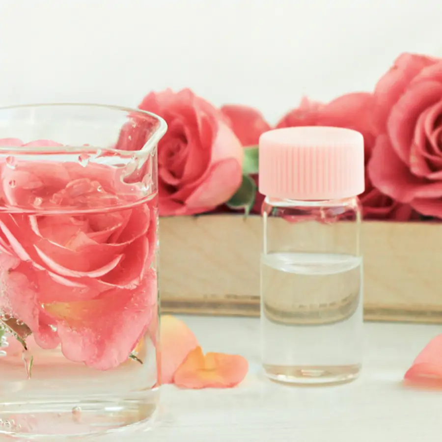 11 brillantes trucos de belleza con agua de rosas