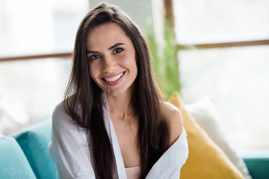 mujer con cabello castaño