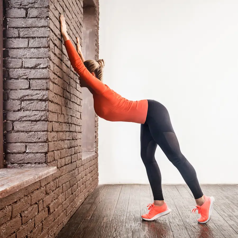 El ejercicio fácil de pilates para hacer en el marco de la puerta y eliminar la joroba