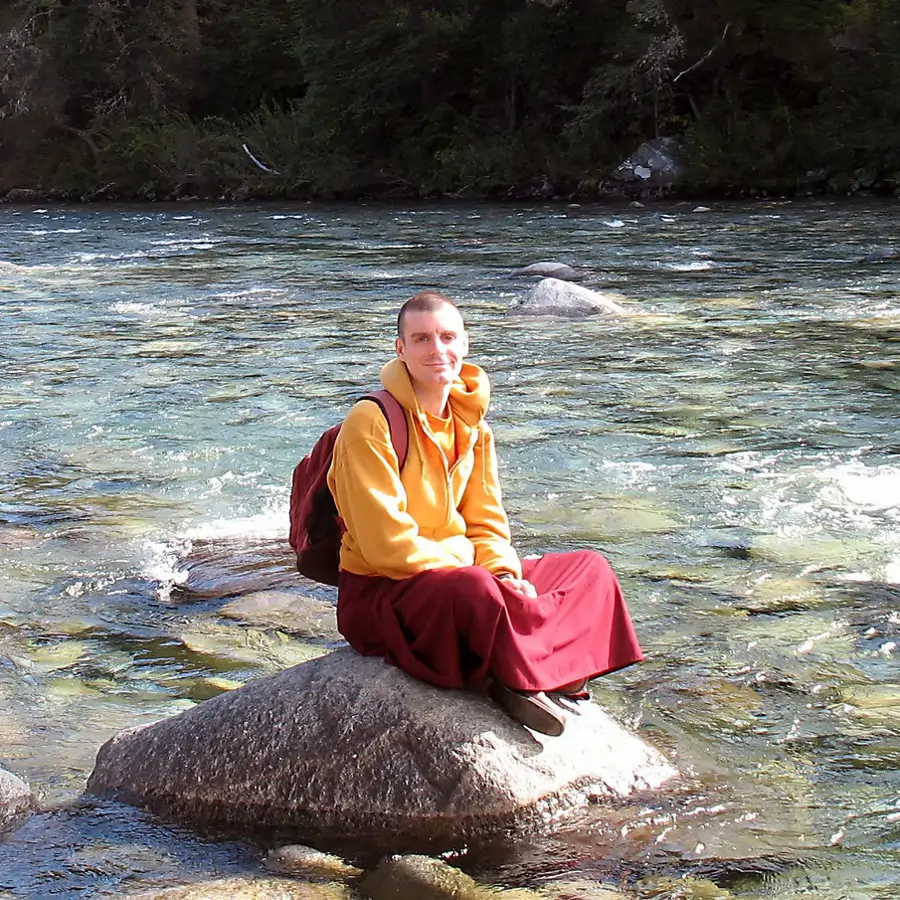 Lama Rinchen, principal maestro budista en lengua castellana: "Insistir en que las cosas funcionen como tú quieres es aferrarte a una visión rígida del mundo, olvidando que la vida es movimiento e incertidumbre"