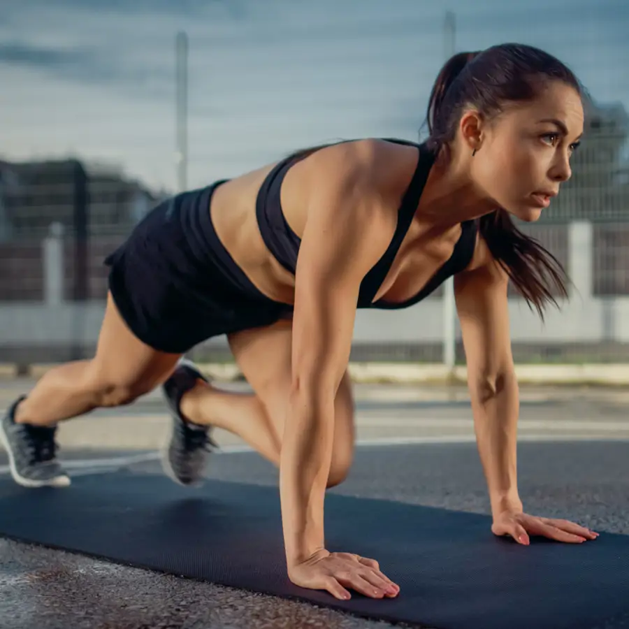 Adiós a las sentadillas: el 'mountain climbers' es el ejercicio básico de cardio y fuerza que trabaja todo el cuerpo