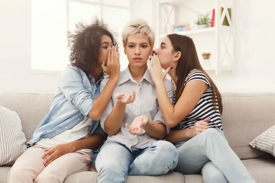 Tres amigas compartiendo secretos