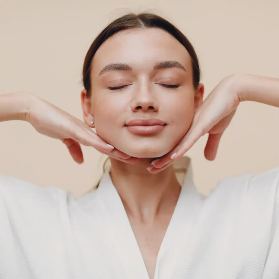 Yoga facial: ejercicios de 5 minutos para incluir en tu rutina de cuidados y reducir las arrugas, combatir la flacidez y definir el contorno facial