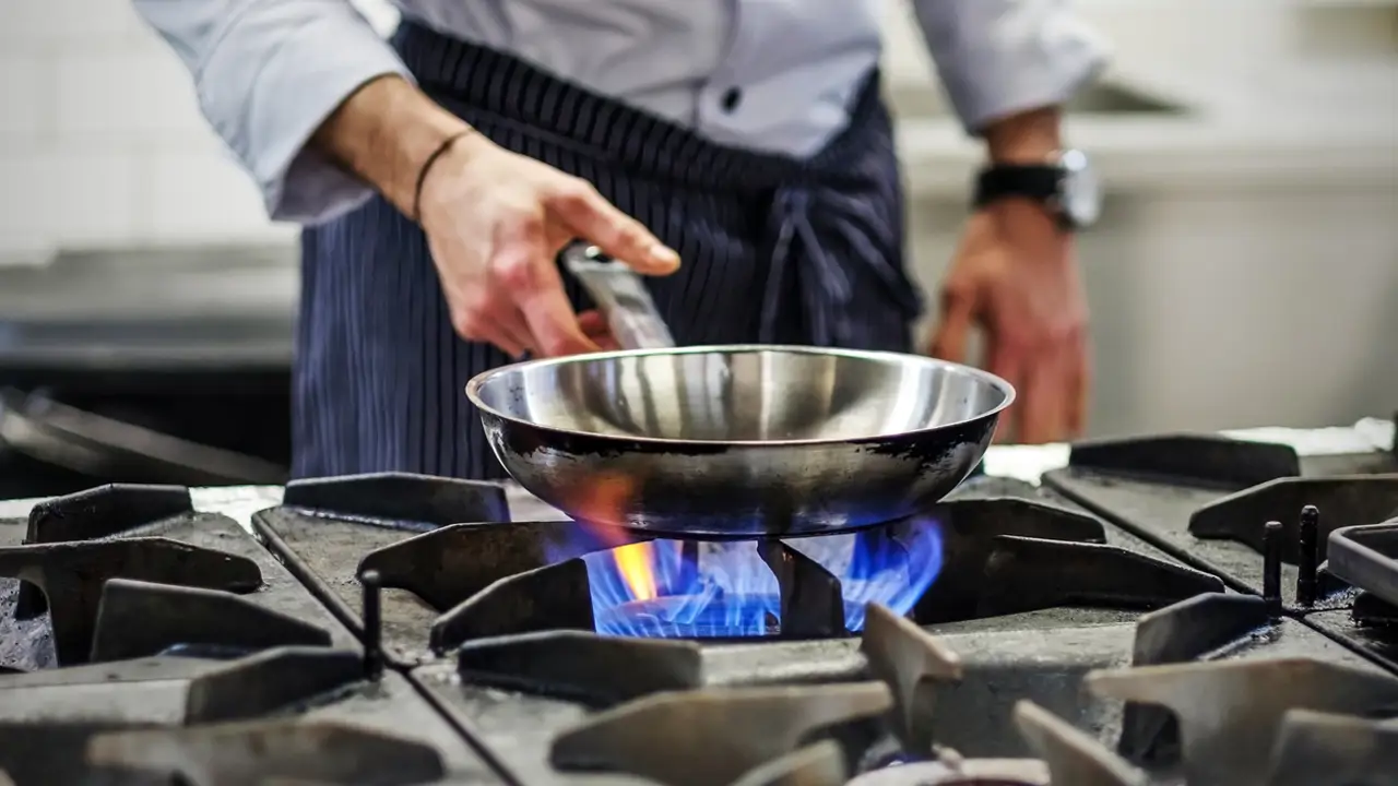 cocinando con sartén de acero