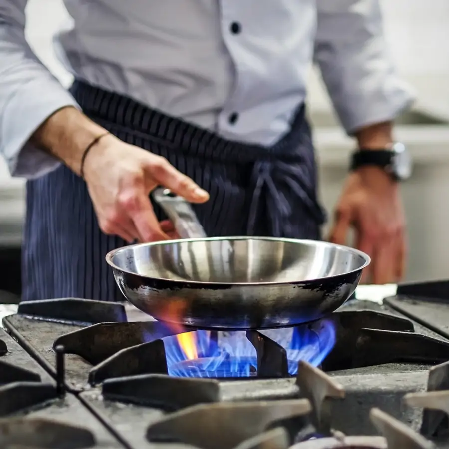 cocinando con sartén de acero