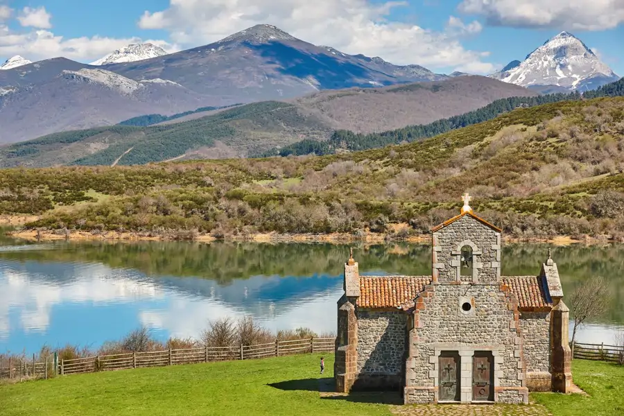 Ermita Virgen de Quintanilla, en el embalse de Riaño